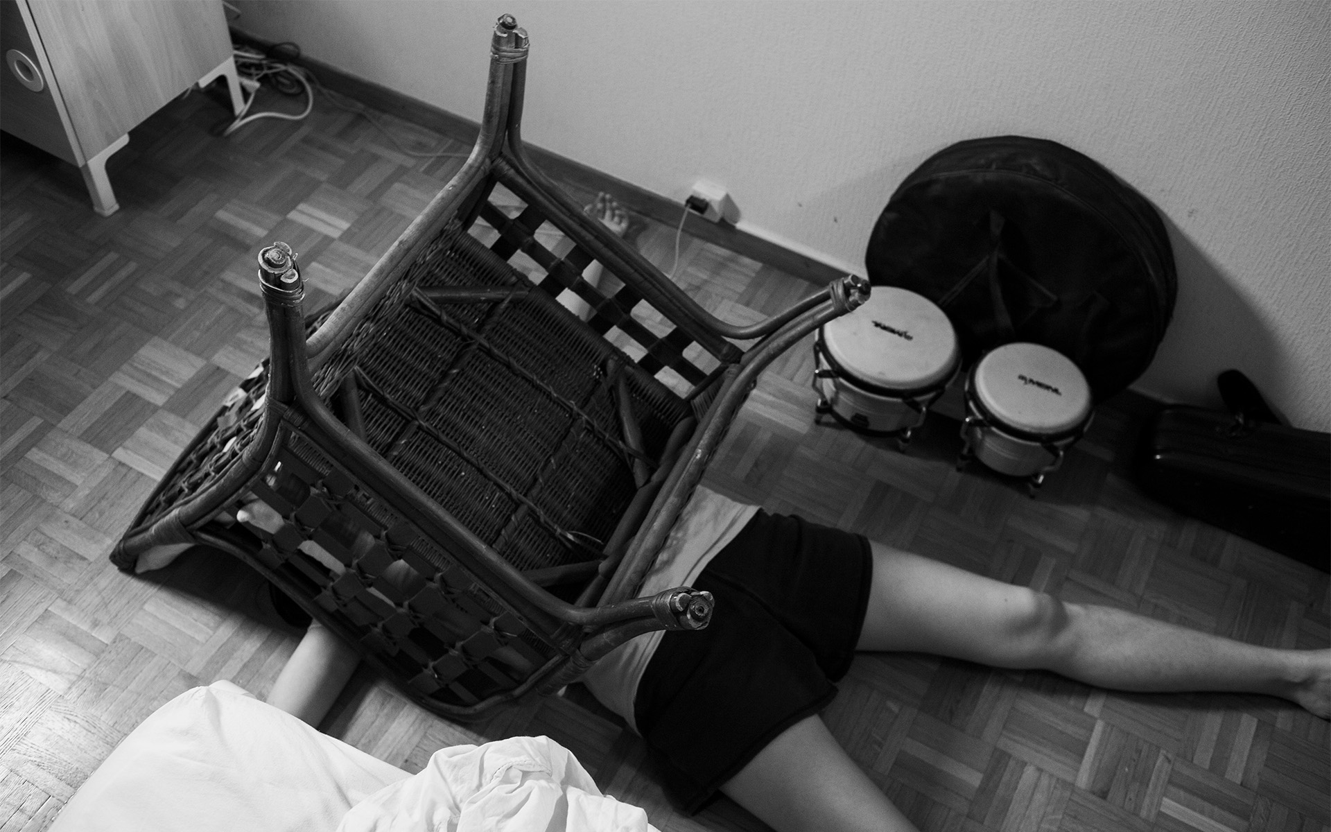 Photographie d'une femme sous une chaise